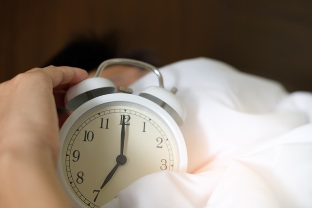 Rutinitas Pagi yang Akan Menunjang Karir Kamu - atur waktu alarm