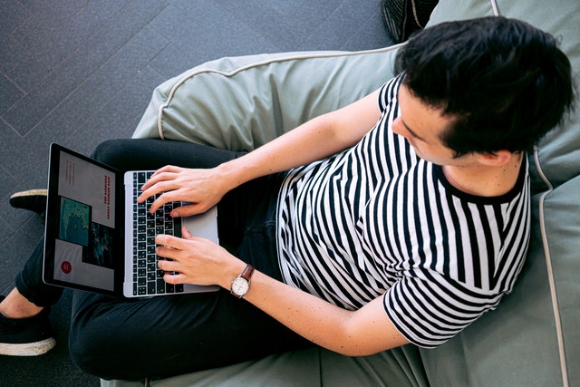 seorang pria menggunakan laptop untuk kegiatan digital marketing-nya