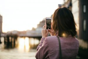 usahakan tangan steady trik fotografi smartphone