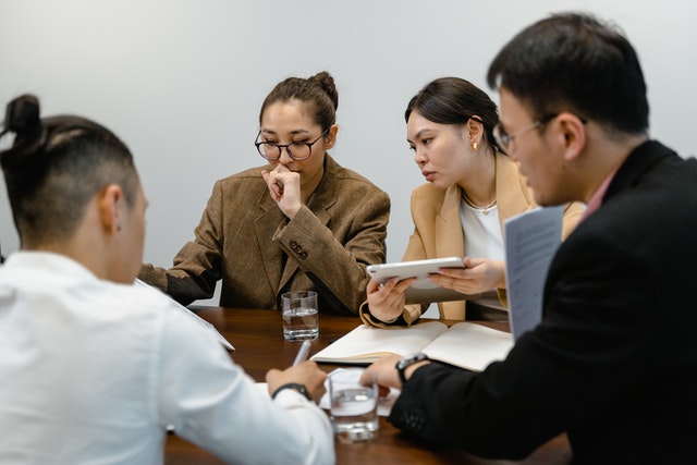 4 orang asia yang terus belajar sebagai cara meningkatkan leadership skill mereka