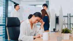 karyawan perempuan yang sedang terlihat stres