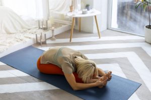 seorang wanita melakukan yoga saat puasa 