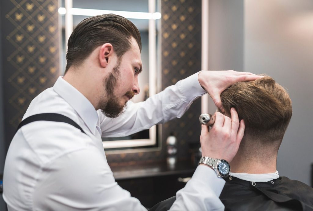 sự khác biệt giữa hair stylist và barber là gì